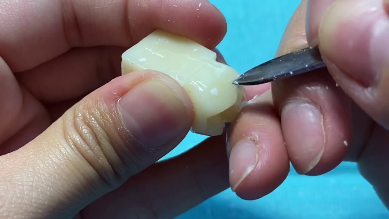 Modelado en cera del primer molar superior