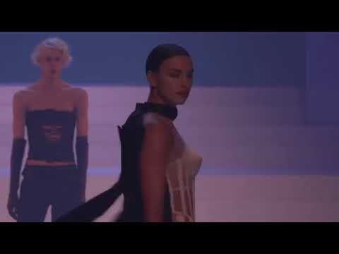 Video: Dita Von Teese, Gaultier -dən açıq bir paltarda parladı