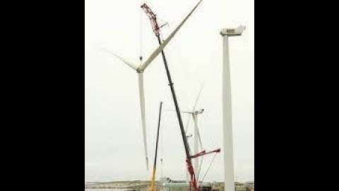 Cận cảnh hoàn thiện ráp cánh quạt điện gió bằng cần cẩu khổng lồ