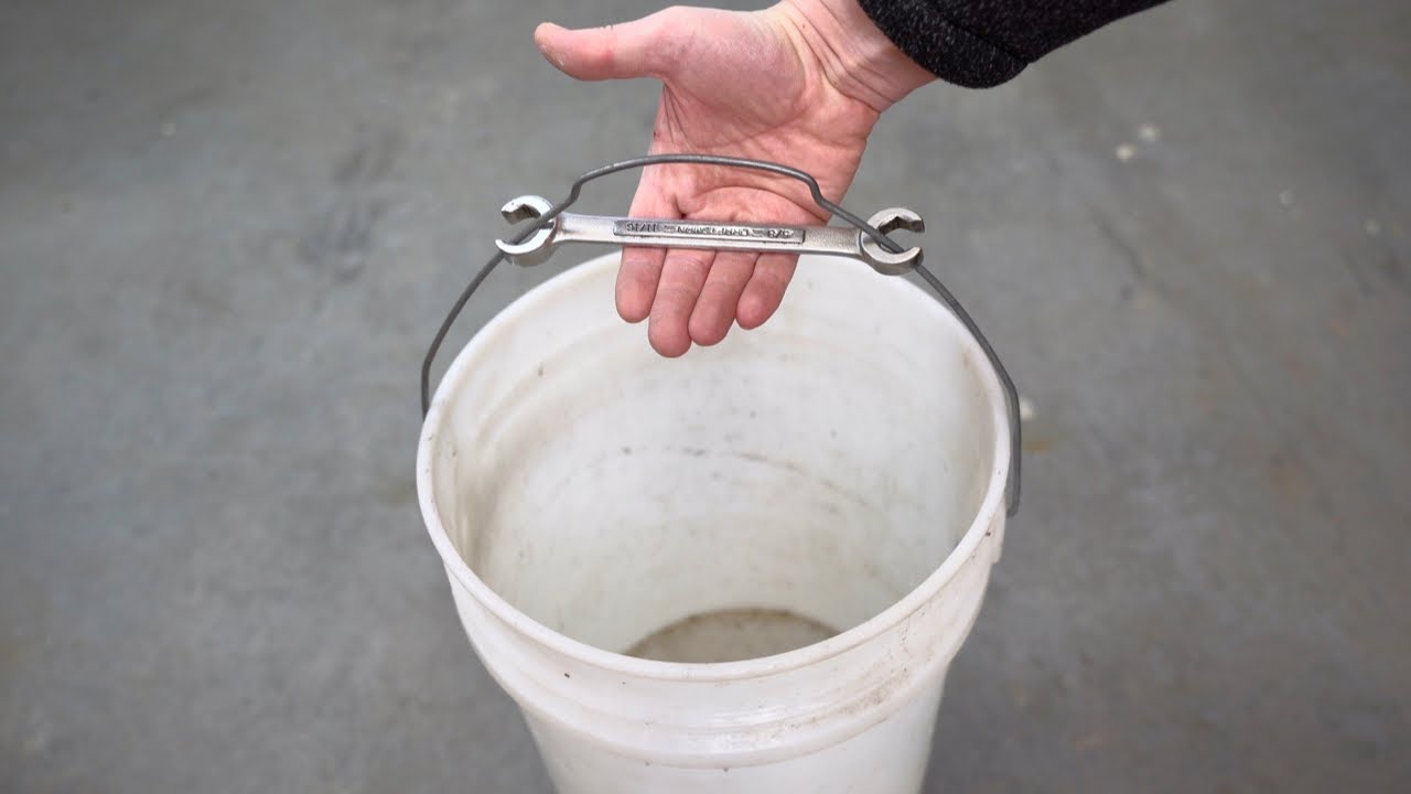 ⁣DYI Easy Life Hack How to Carry a Heavy Bucket Correctly