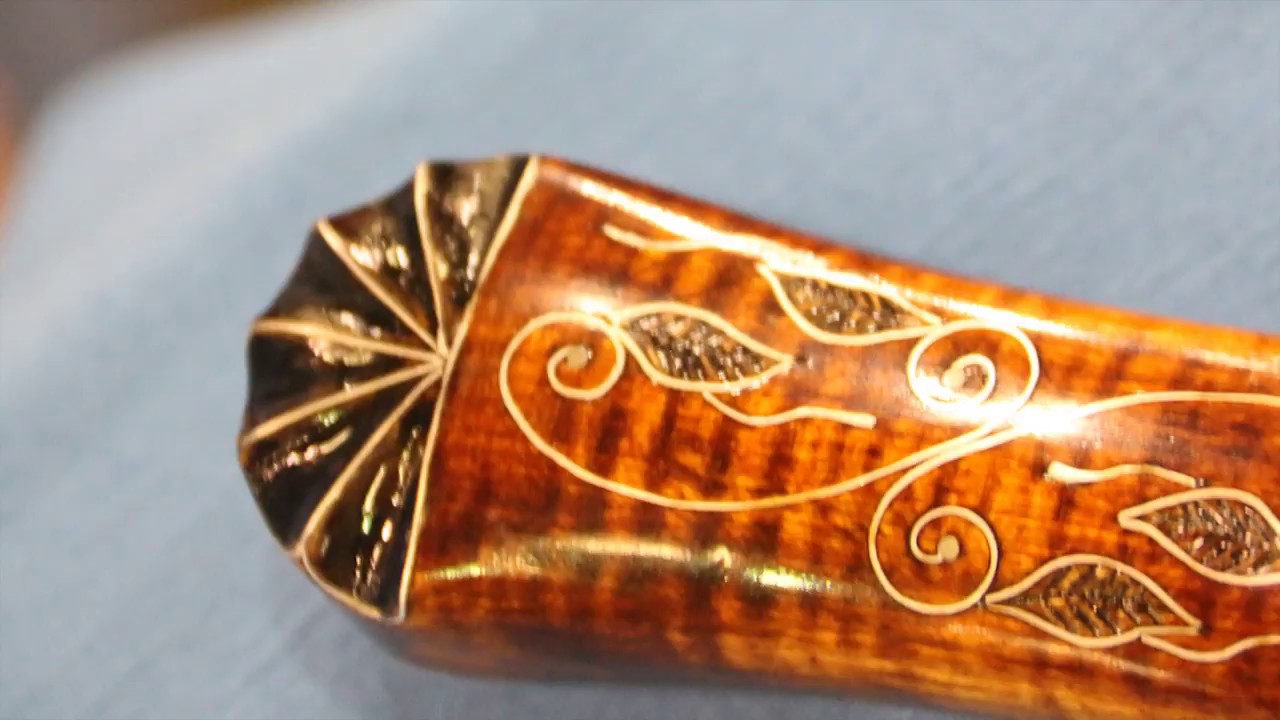 НОЖИ ДЖЕЯ ХЕНДРИКСОНА С ИНКРУСТАЦИЯМИ СЕРЕБРЯНОЙ ПРОВОЛОЧНОЙ, ДЕМОНСТРИРОВАННЫМИ НЭНСИ ХЕНДРИКСОН