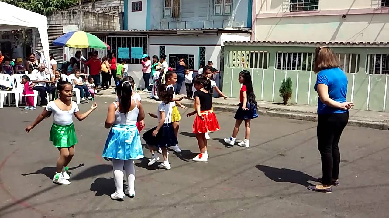 Niñas baylando sopa de caracol