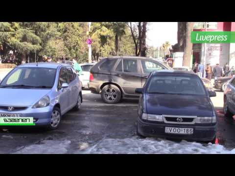 საგზაო  წესების დარღვევით გაჩერებული ავტომობილები ქალაქის ქუჩებში
