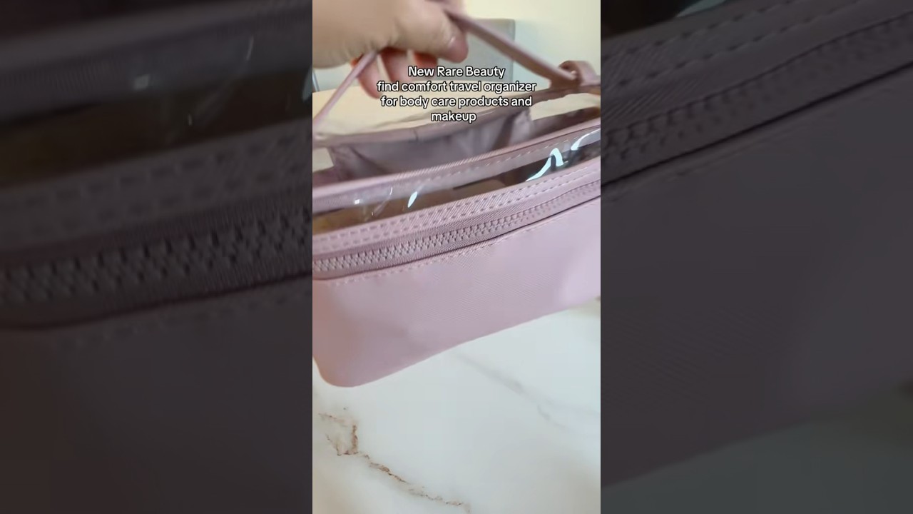 У Rare Beauty есть сумка для их коллекции средств по уходу за телом Comfrt 