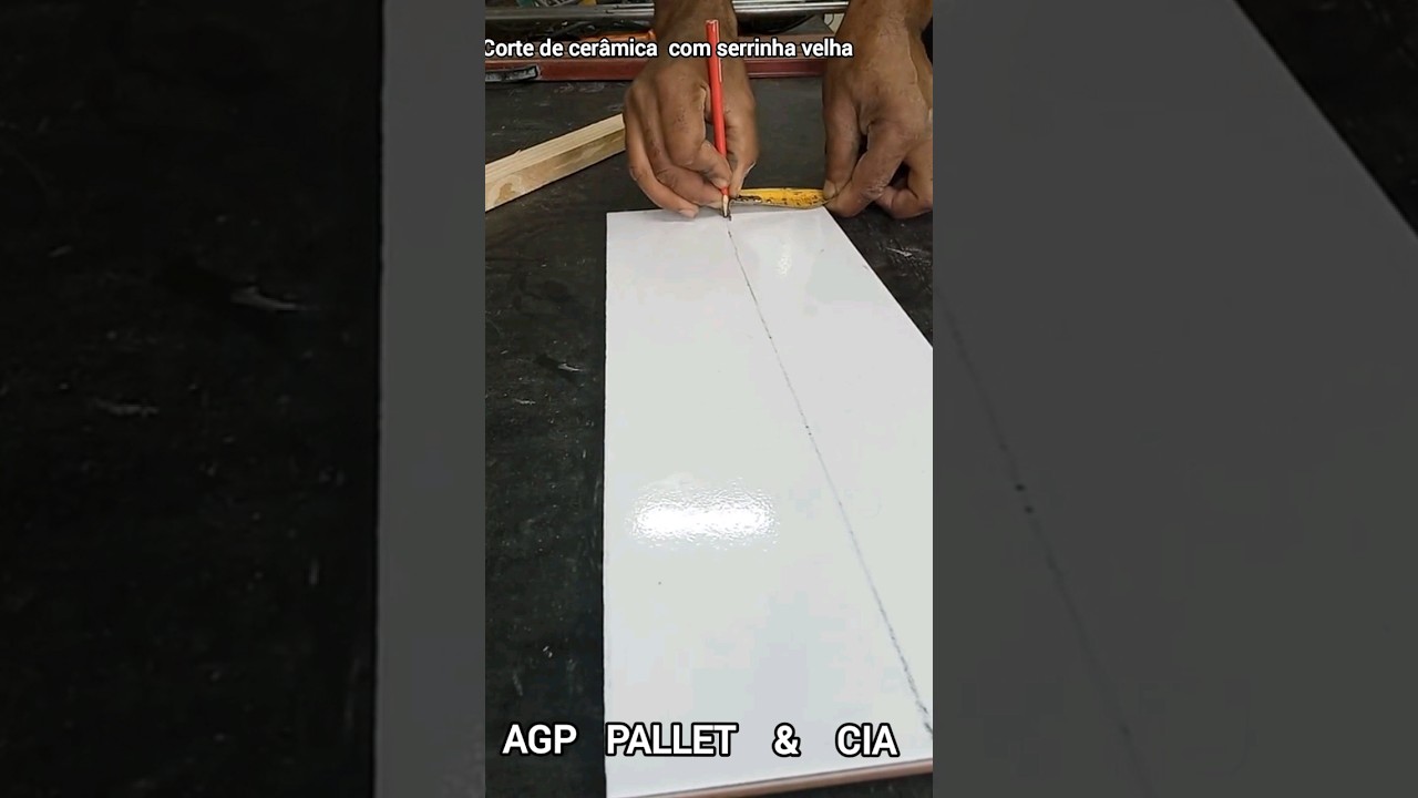 Como cortar cerâmica com serrinha velha e quebrar com prego.  