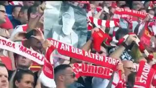 Torcedores do Union Berlin da Alemanha levaram para o estádio fotos de amigos e familiares que não v