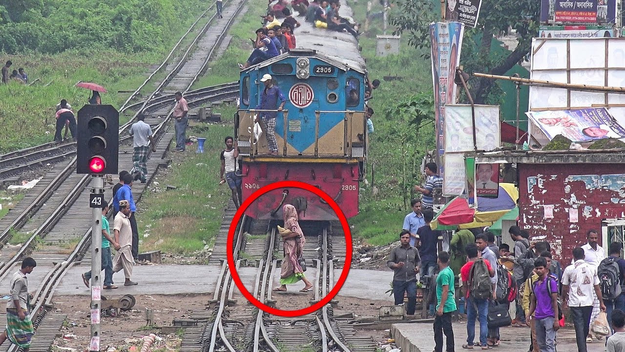 titas-commuter-train-entering-leaving-dhaka-airport-railway-station