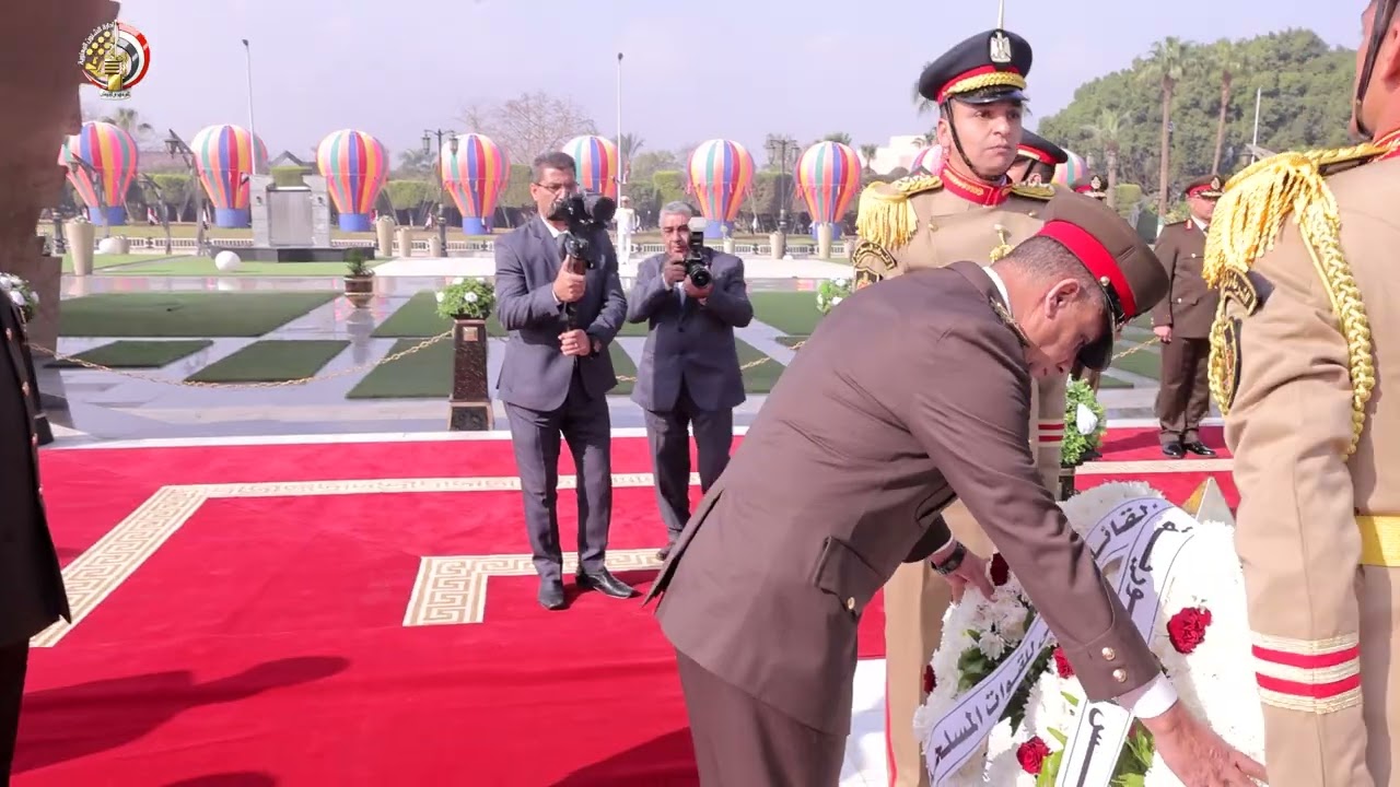 الرئيس السيسى ينيب وزير الدفاع لوضع إكليل من الزهور على النصب التذكارى لشهداء القوات المسلحة