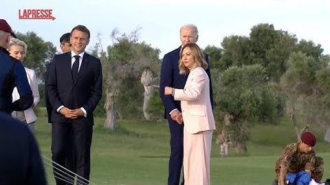 G7, Biden si distrae durante lancio paracadutisti: Meloni lo recupera