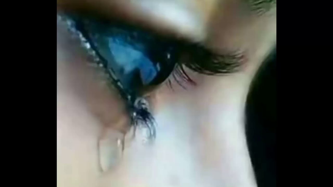 Красивые глаза плачут