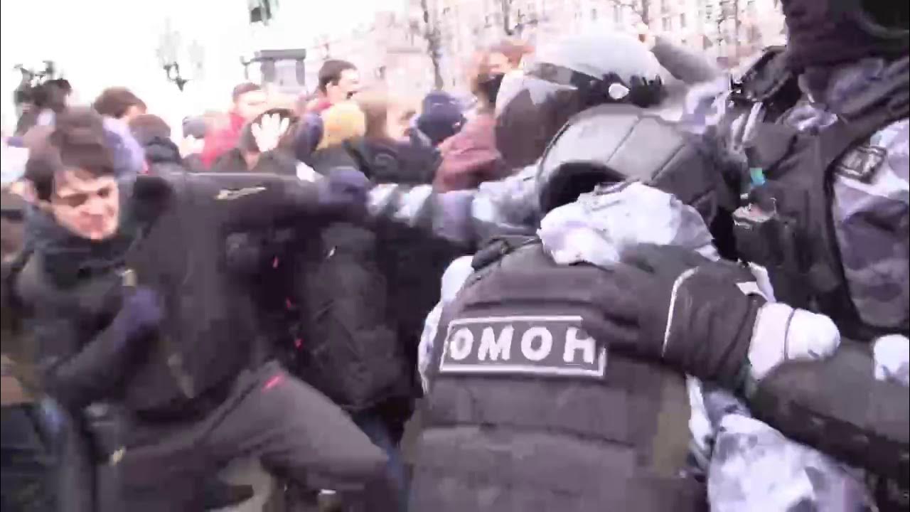 Нападение на омон. Саид Джумаев против ОМОНА. Митинг драка чеченец в Москве. Саид Джумаев ОМОН.
