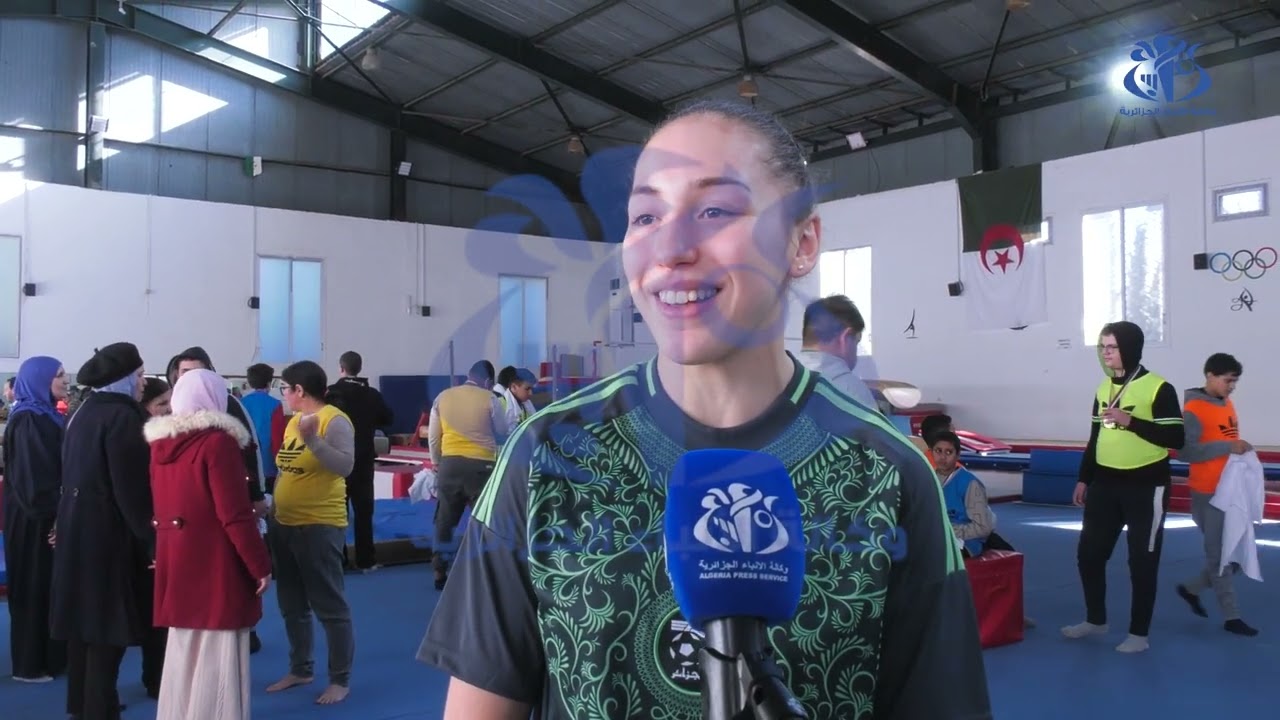 البطلة الأولمبية كايليا نمور تشارك تلاميذ مركز التكيف المدرسي على رملي حصة رياضية