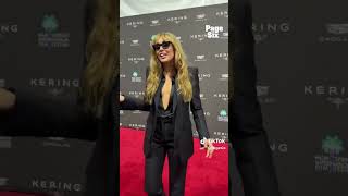 Miley Cyrus Defies Photogs on Red Carpet!