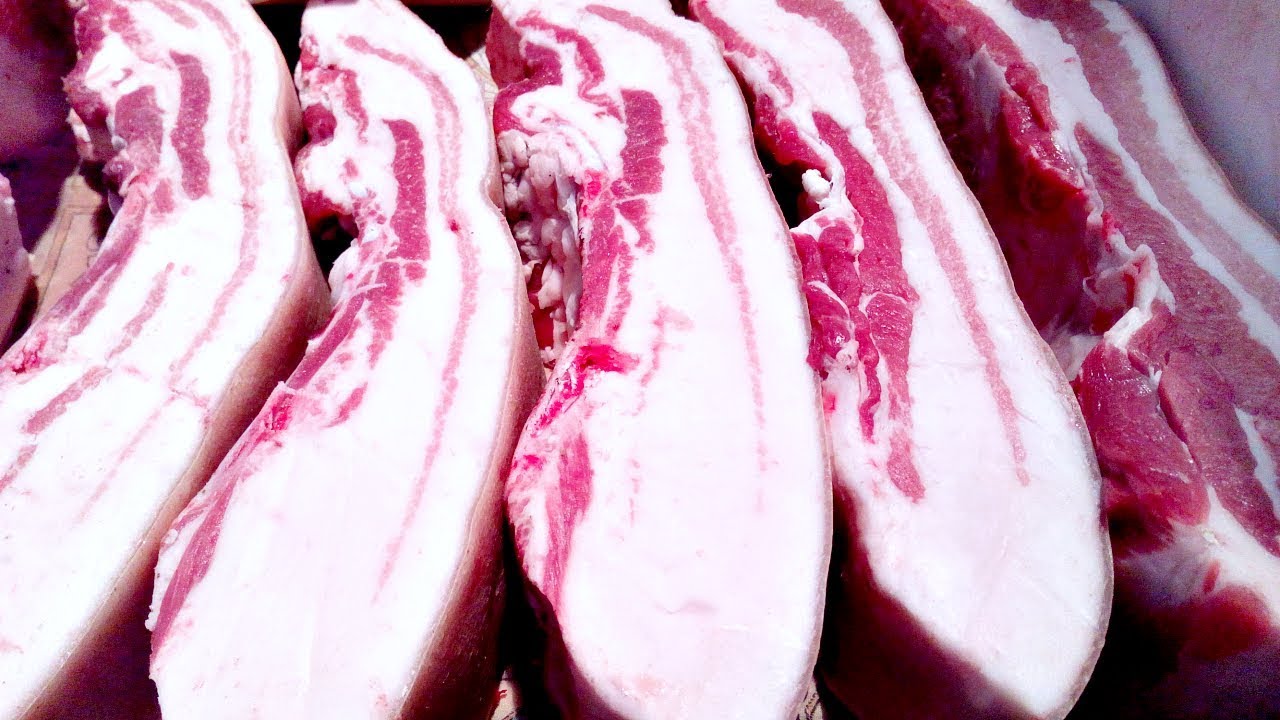 Приготовленное сало с зеленью и специями