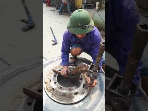 Video: Làm thế nào để bạn tháo lốp một người thợ thủ công đang cưỡi máy cắt cỏ?