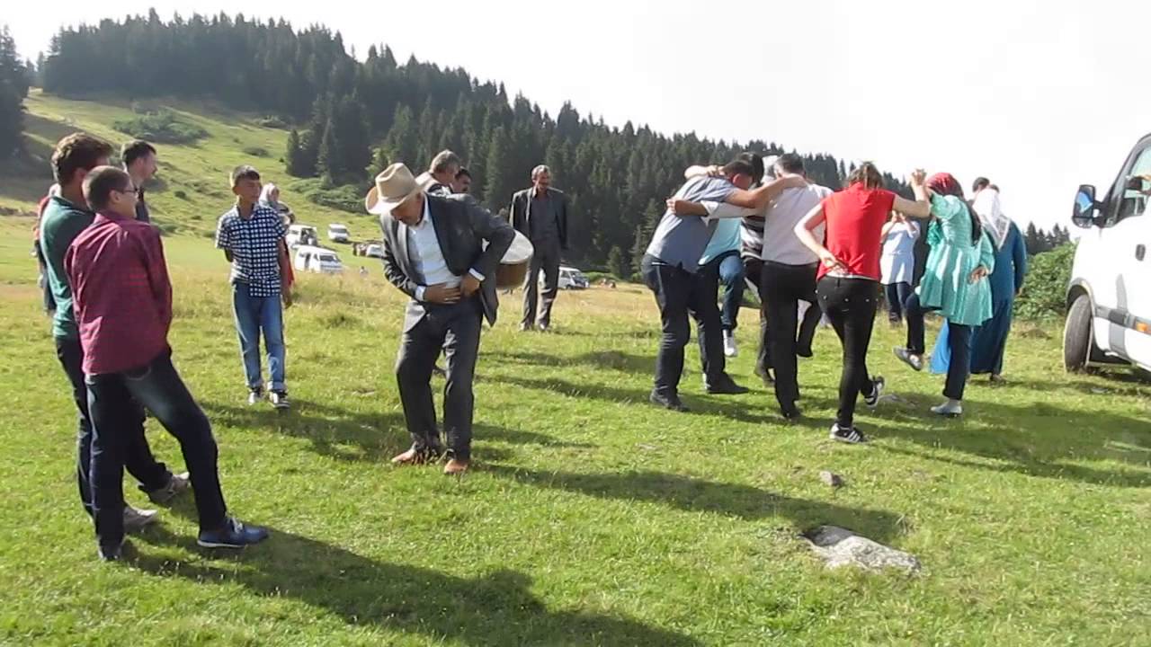 Bektaş Yaylasında karşılama oynayanlar