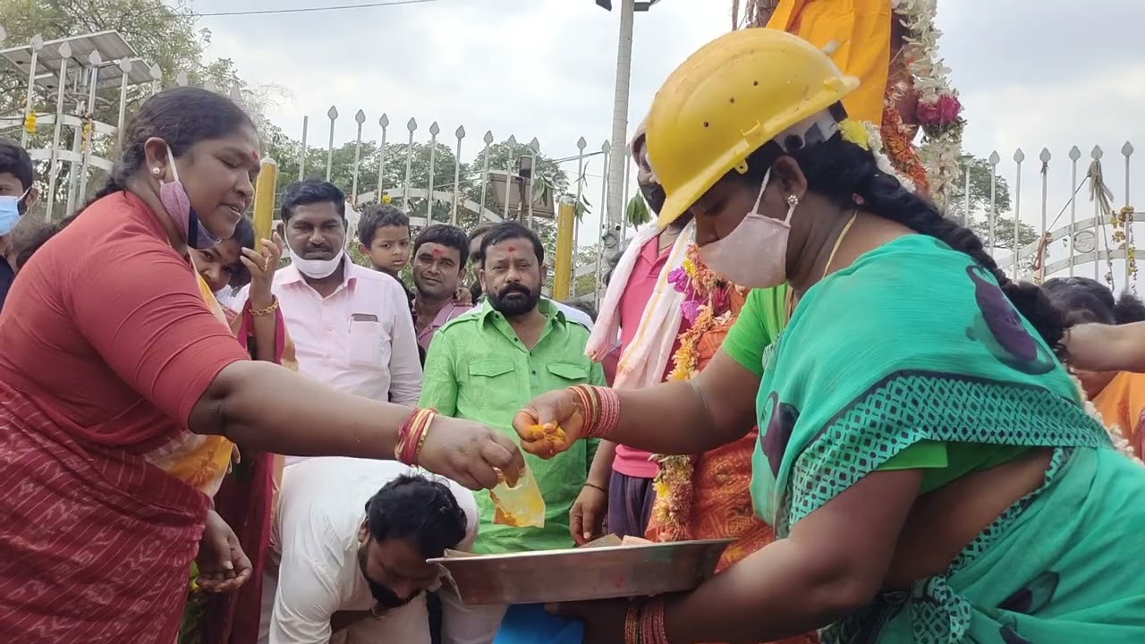 medaram visiting with addamki and MLA Seethakka(1)