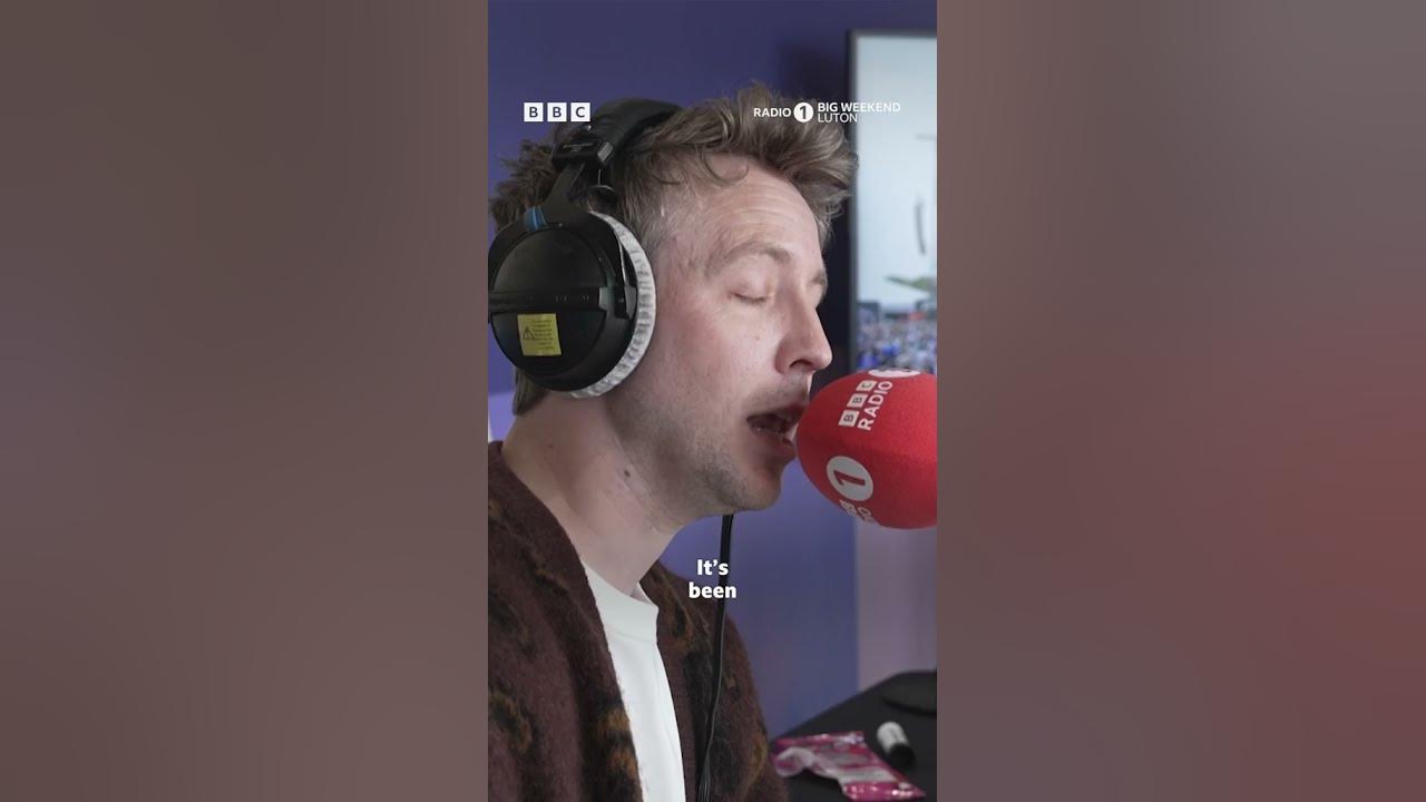 Sabrina Carpenter reacts to BBC Radio 1's hosts singing "Espresso" | Big Weekend Luton 🇬🇧