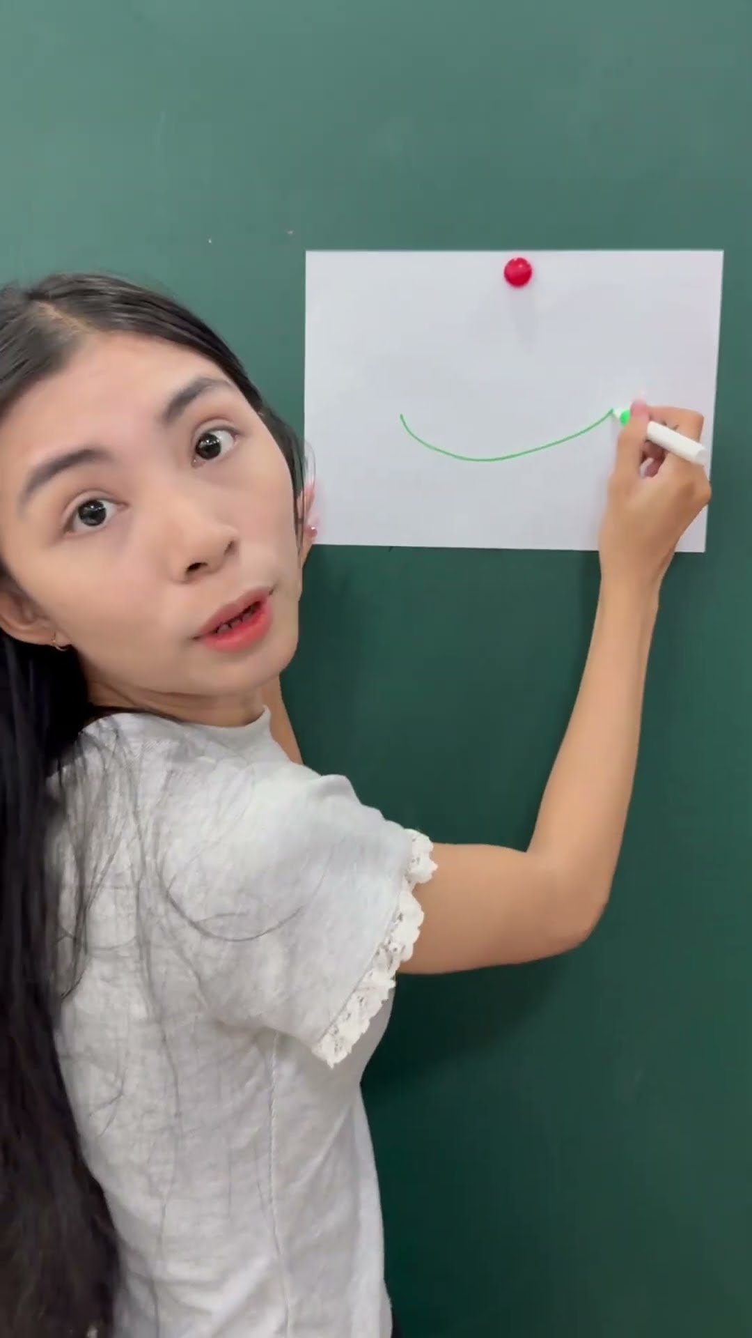 LNF - Hộp bút màu đại gia và bút màu dỏm đại chiến || Battle of the crayon boxes ? #shorts