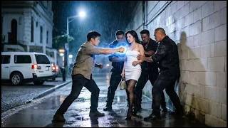 A sexy woman is surrounded by thugs, a poor guy saves her with one line! She’s actually his boss, screenshot 2