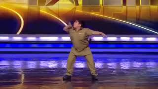 برنامج المواهب الهندي طفل هندي صغير يرقص مثل شاروخان و يبهر لجنة التحكيم