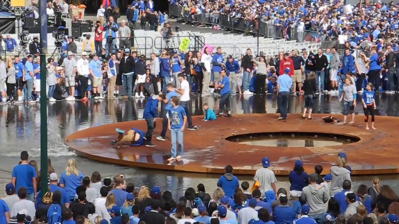 2015-royals-world-series-championship-celebration-fans-getting-to