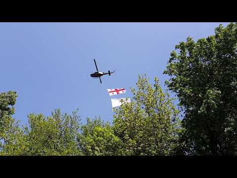 ვერტმფრენი საქართველოს დროშით.   Helicopter with Georgian flag