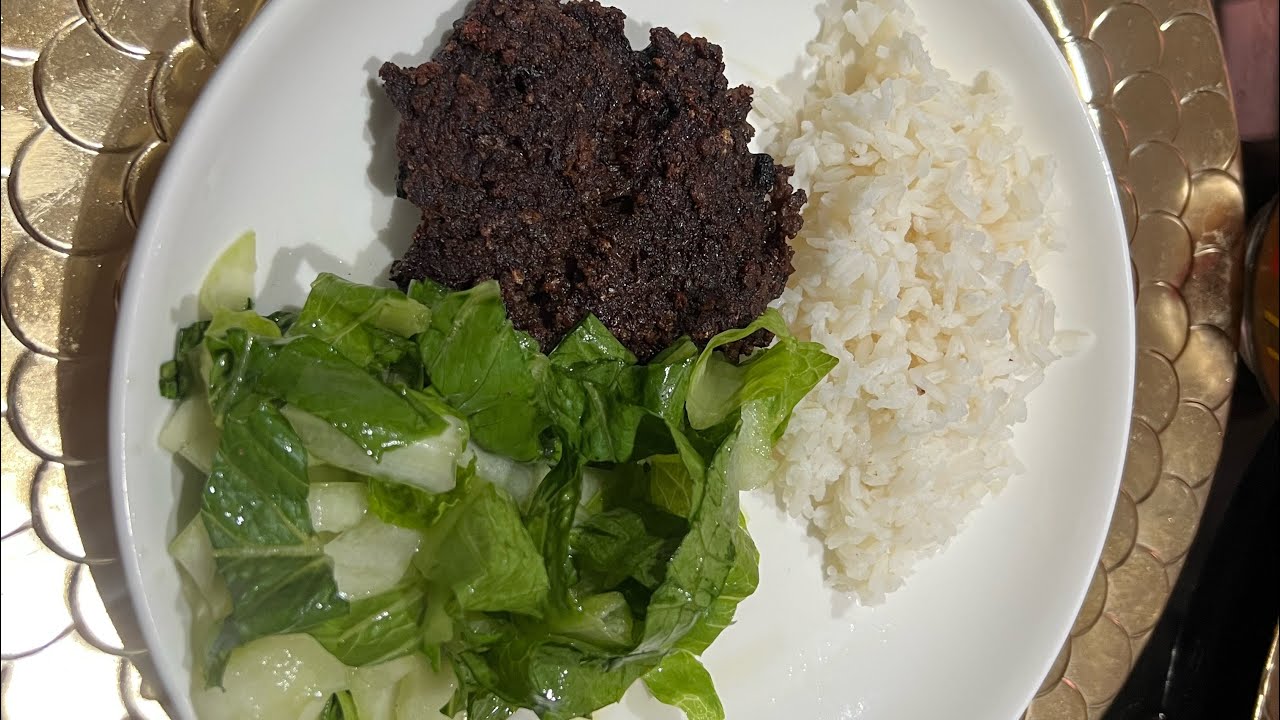 La cena de hoy es hamburguesa con ensalada y arroz 