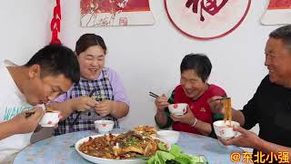 Eldest brother eldest sisterinlaw rain ceiling spent 75 yuan to buy a fat fish  big pot sauce ste