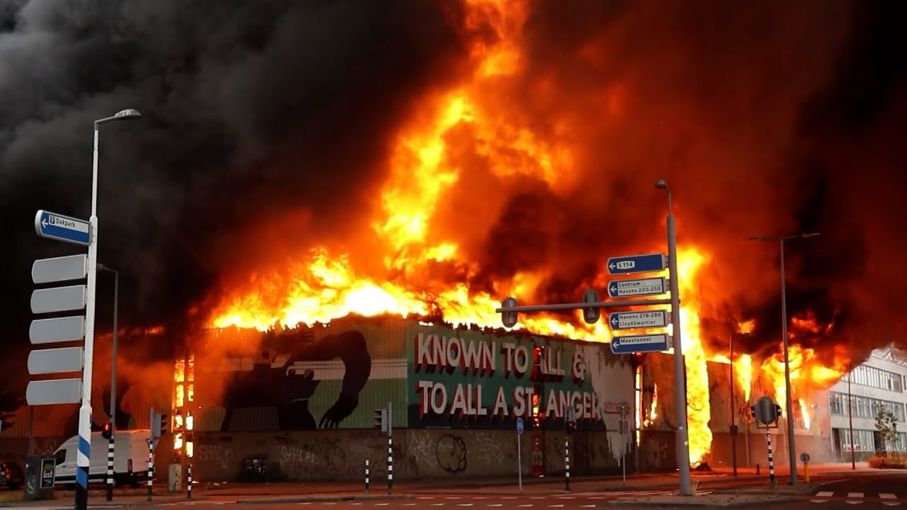 Zeer grote brand in Rotterdam ook in Schiedam te zien en te ruiken
