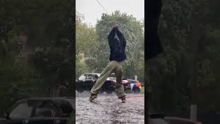 Девушка танцует под дождем на фоне Волги и каршеринга:)