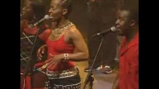 Download lagu Busi Mhlongo:  Unomeva (Live in concert)