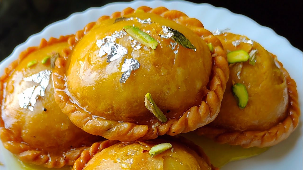 एकदम नए तरीके से चंद्रकला गुजिया घर पर बनाने की विधि | Chandrakala Gujiya Recipe