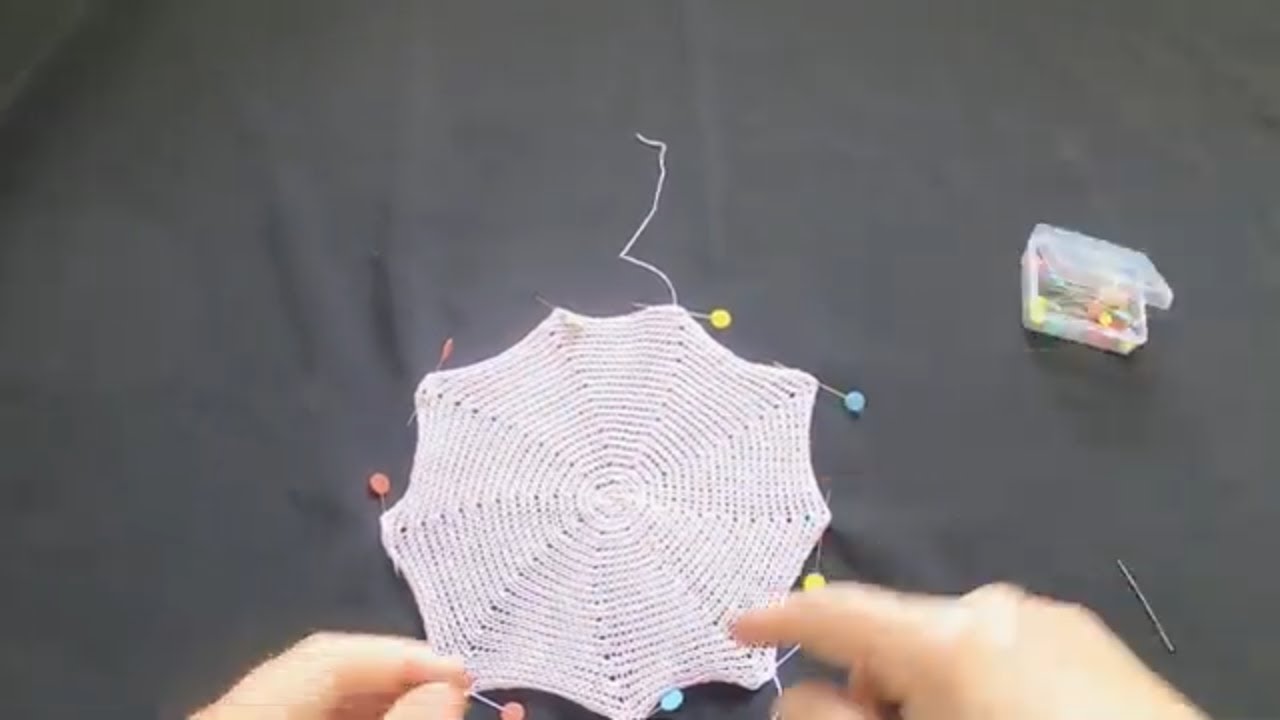 toalha redonda feita em tricô à máquina