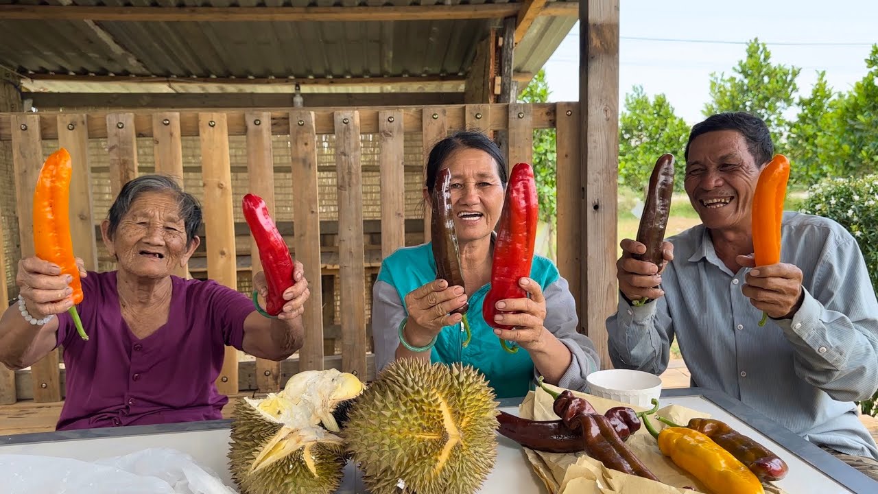 GIA ĐÌNH MINH THỬ SỨC ĂN HẾT 2 TRÁI SẦU RIÊNG VÀ 2KG ỚT SIÊU TO KHỔNG LỒ