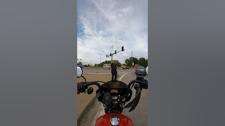 Cool cop doesn’t taze me bro #harleydavidson #cops #lanesplitting #motorcyclelife
