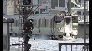 雪に覆われた線路上を走行する列車前面が氷雪に覆われた函館本線上り733系