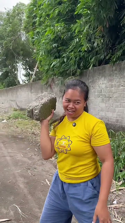 Busyet!!! The rock is really big #comedy #funny #youtubeshorts
