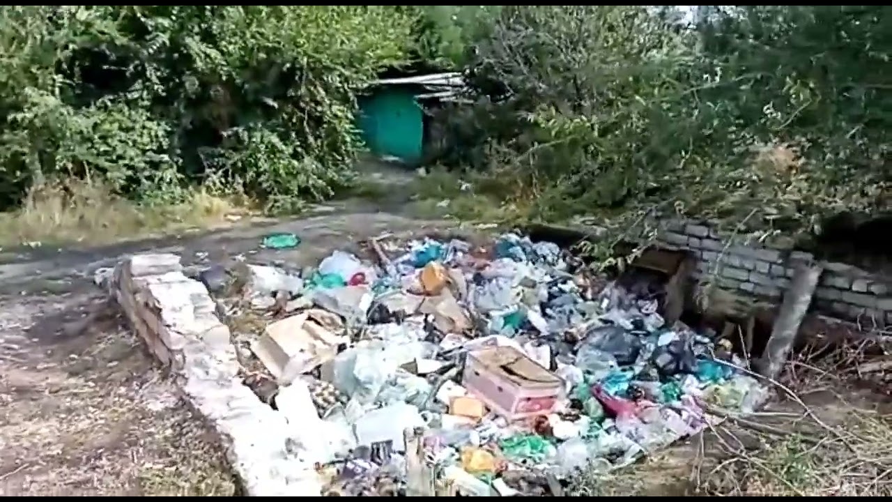 Мусор возле районной больницы - YouTube