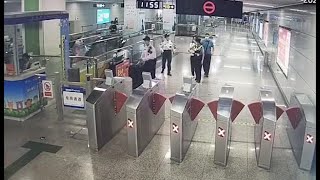 地下鉄駅で視覚障害者を誘導する女性補助警官　広西・南寧市