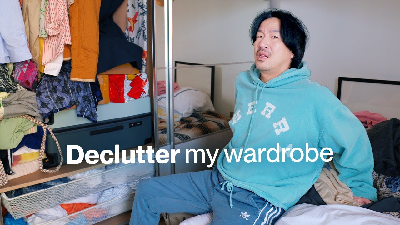 Разбираю свой беспорядок в гардеробе.