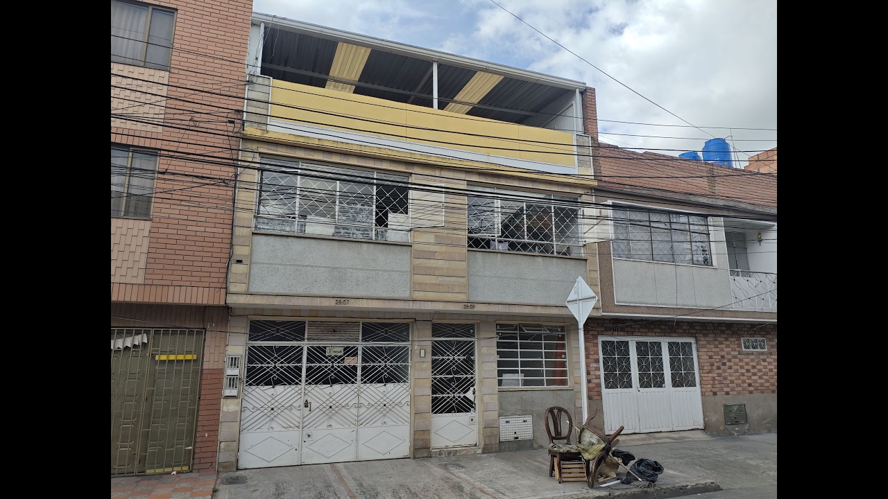 VENDO CASA UBICADA EN EL BARRIO GALAN TRES NIVELES CON 4 APARTAMENTOS 367 M2  LOTE DE 7 X 17.05