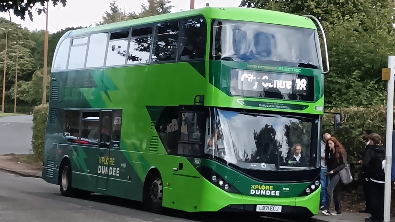 Cracked Cab Explore Dundee 8502 BYD-D8UR-DD ADL Enviro400EV LB71 ECJ on service 18 to City Centre