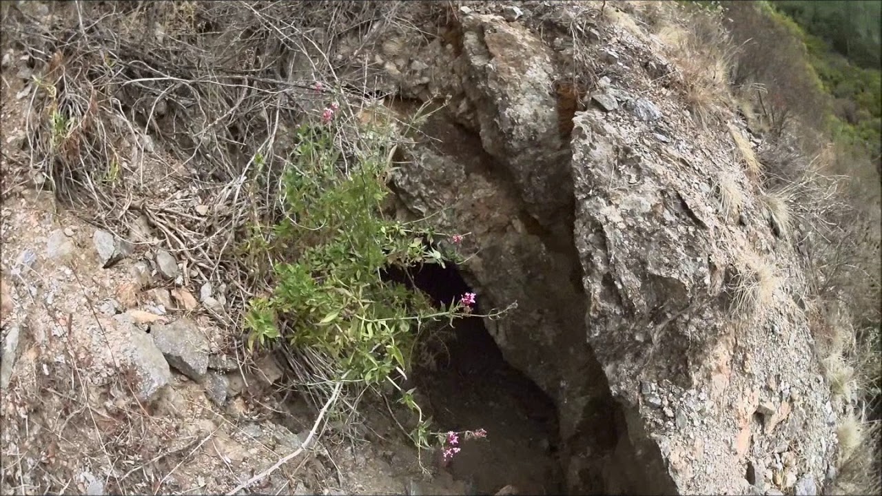 Recherche de nouvelle galeries dans une ancienne mine, coté rivière de pierres à cristaux.