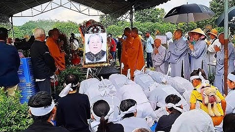 Hàng trăm công nhân lò gạch đưa tiễn bà (Nguyễn Thị Mai 83 tuổi chủ DN) về nơi an nghỉ, hoa viên BD.