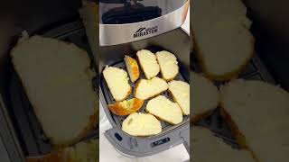 Must try reheat the cold garlic bread 😋😋