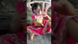 Adik ku LG makan qtela