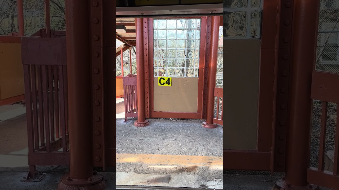 MTA Staten Island Railway Doors Closing at Old Town Station