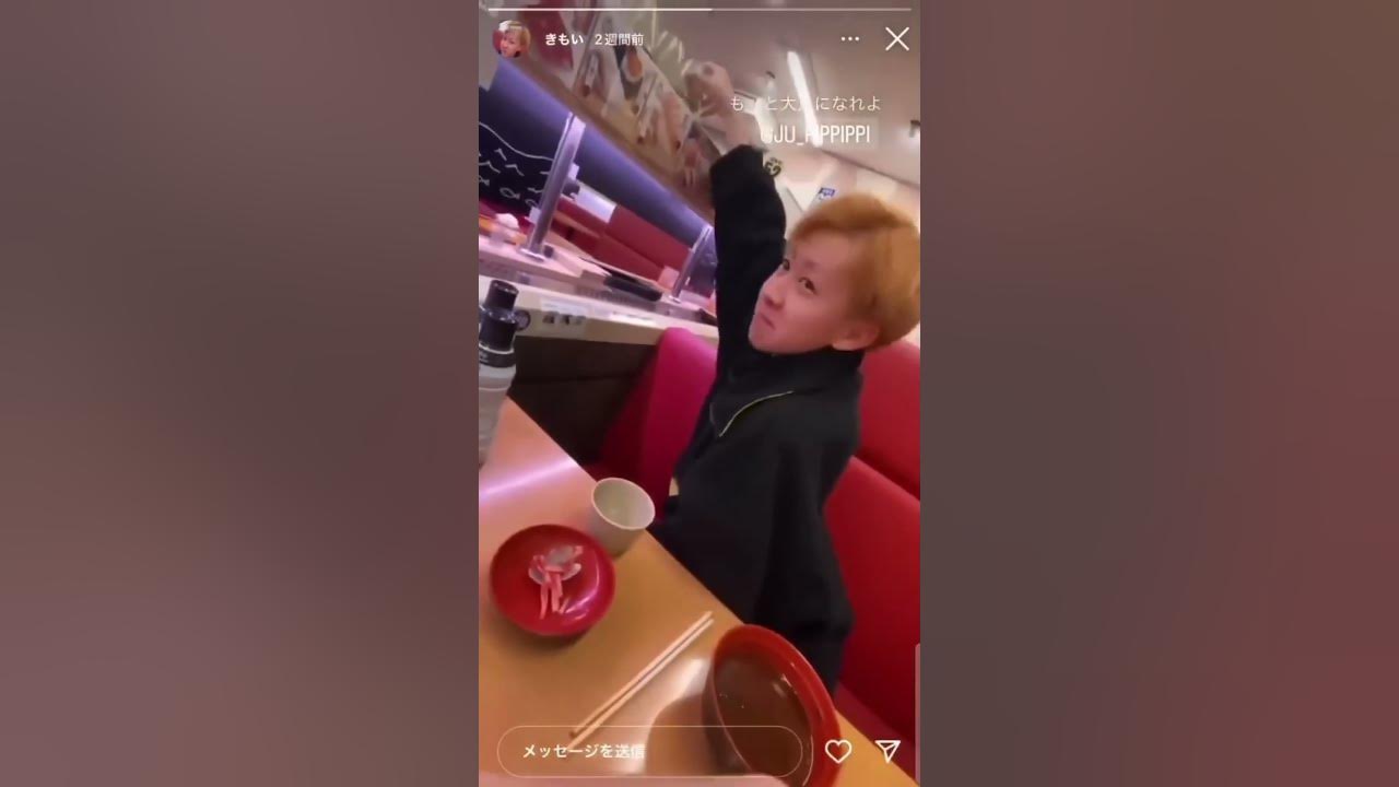 Ургант на улице. Япония обратная сторона кимоно. Кимоно ургант познер. Погнали в японию обратная сторона благополучия. Японская традиция созерцать цветение сакуры.