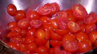 Tallarines con tomate y pollo apanado.